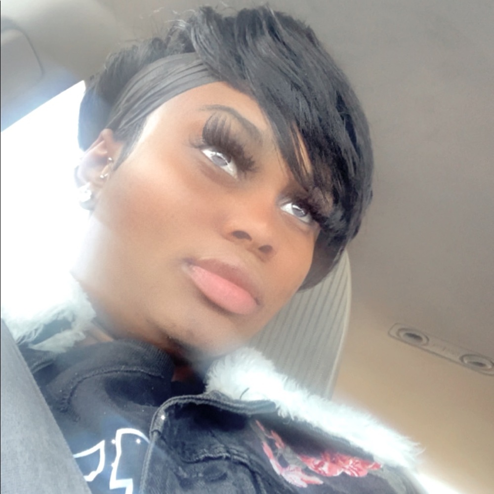 Meet your Posher, Adeisha